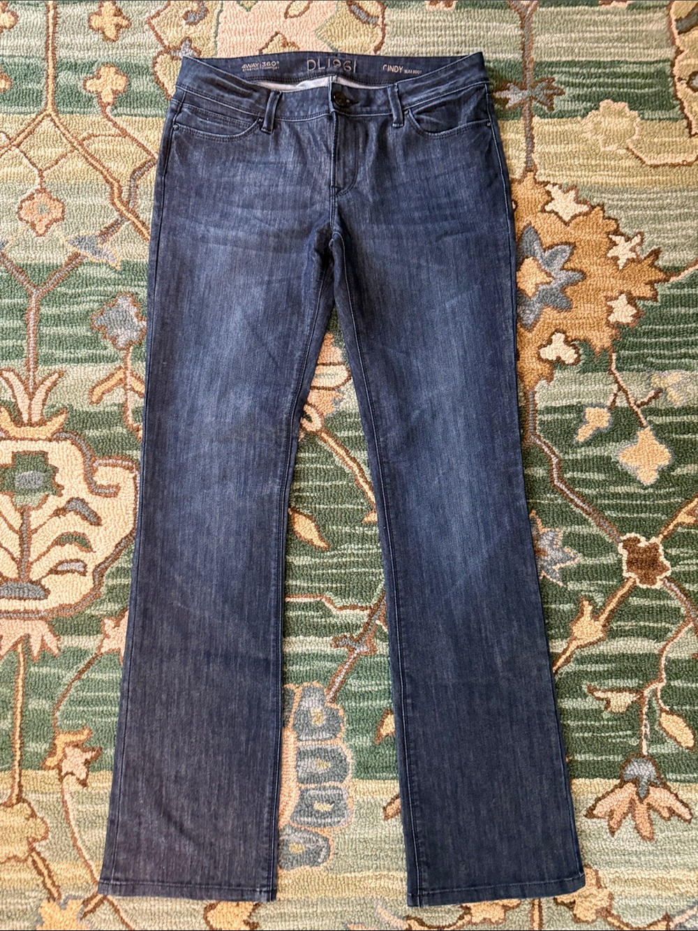 DL1961 Women's Boot Cut Jeans in Dark Blue Wash “Cindy” size 31